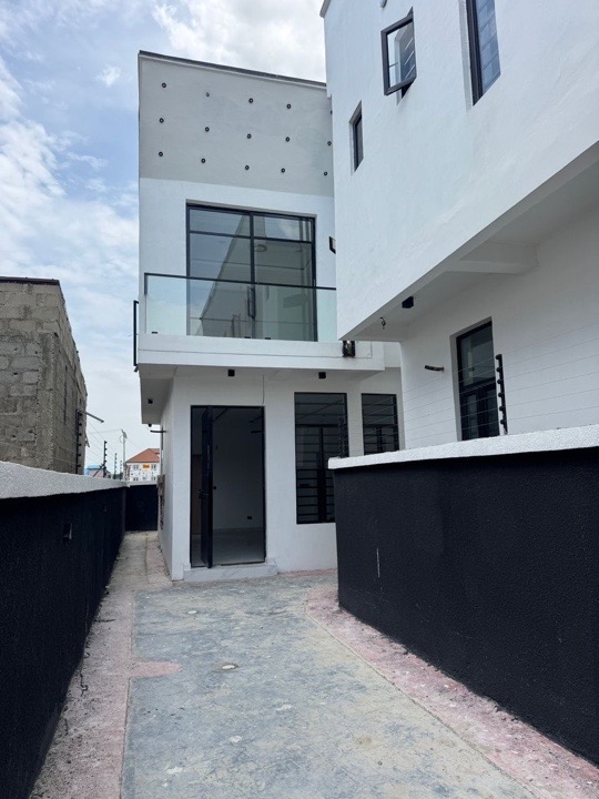 4 BEDROOM SEMI-DETACHED