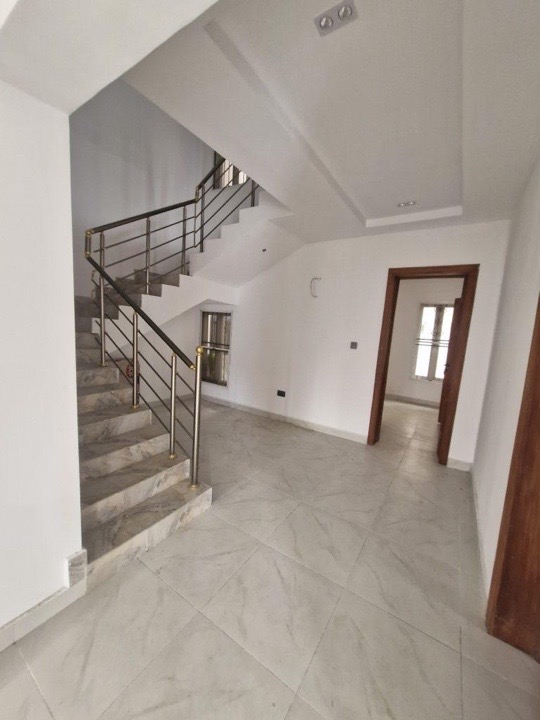 5-Bedroom Maisonette